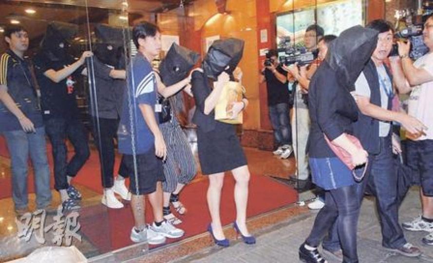 被蒙頭帶走的女子,其中一人身穿套裝及高跟鞋,打扮如OL。(李銘攝)探員在行動中檢獲一批K仔,事後檢走化驗。(李銘攝) 被蒙頭帶走的女子,其中一人身穿套裝及高跟鞋,打扮如OL。(李銘攝)探員在行動中檢獲一批K仔,事後檢走化驗。(李銘攝)