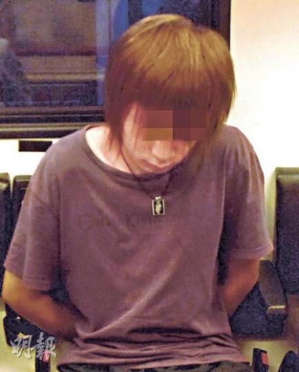 16歲少年(圖)與兩名少女在三家村被截,因涉販毒及拒捕被捕帶署。(李銘攝) 16歲少年(圖)與兩名少女在三家村被截,因涉販毒及拒捕被捕帶署。(李銘攝)