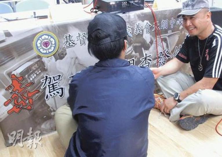 阿浩(左)發現自己毒駕問題愈來愈嚴重後,向信義會天朗中心主任劉宏章(右)求助,最後成功戒毒。(梁琬珊攝) 阿浩(左)發現自己毒駕問題愈來愈嚴重後,向信義會天朗中心主任劉宏章(右)求助,最後成功戒毒。(梁琬珊攝)