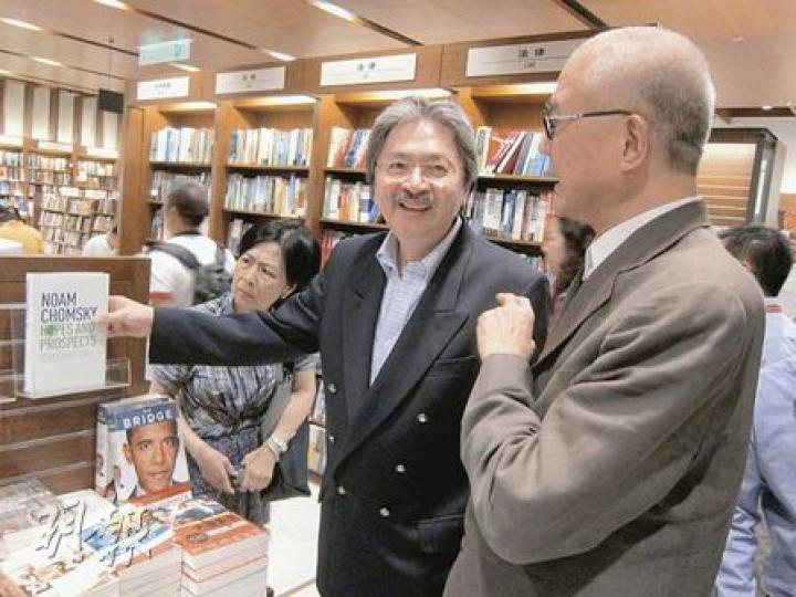 財政司長曾俊華(左)表示,非常歡迎誠品書店進駐香港,認為誠品可以「提供香港前所未有的服務」,政府部門會盡力協助。旁為誠品創辦人吳清友。(姚國雄攝) 財政司長曾俊華(左)表示,非常歡迎誠品書店進駐香港,認為誠品可以「提供香港前所未有的服務」,政府部門會盡力協助。旁為誠品創辦人吳清友。(姚國雄攝)