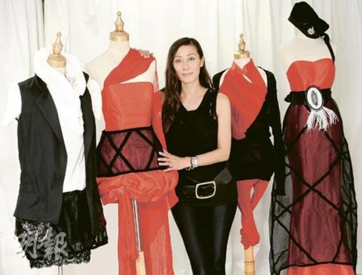 張天愛無論投資什麼,都着重「美感」。她除了置業外,亦有做時裝生意。她說自己設計的時裝糅合中西風格,因此特別喜歡用紅色。(尹錦恩攝) 張天愛無論投資什麼,都着重「美感」。她除了置業外,亦有做時裝生意。她說自己設計的時裝糅合中西風格,因此特別喜歡用紅色。(尹錦恩攝)