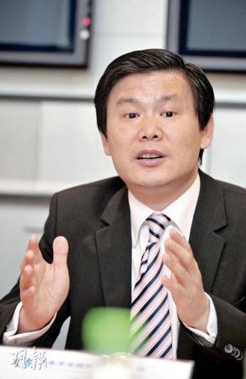 國泰君安行政總裁閻峰表示已申請「小QFII」,正待監管部門批核,可望在港發售人民幣投資產品。(朱永倫攝) 國泰君安行政總裁閻峰表示已申請「小QFII」,正待監管部門批核,可望在港發售人民幣投資產品。(朱永倫攝)