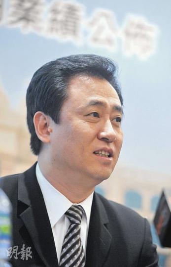 恒大地產中期業績記者會上,董事局主席許家印說,不派中期股息是因為「太麻煩」,他說,「去年年末派息只是盈利的10%,太對不起小股東,今年要讓大家滿意。」 ( 朱永倫攝) 恒大地產中期業績記者會上,董事局主席許家印說,不派中期股息是因為「太麻煩」,他說,「去年年末派息只是盈利的10%,太對不起小股東,今年要讓大家滿意。」 ( 朱永倫攝)