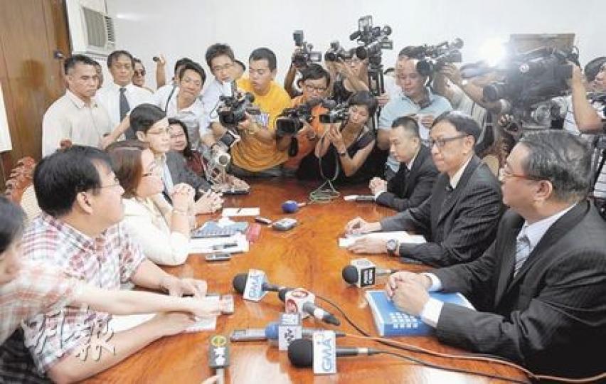 助理警務處長吳家聲(前右二)與港方代表昨與菲律賓政府代表開會,菲司法部長Leila de Lima(前左二)於會後表示,只有她本人才有權公布調查進展,菲國當局將不會再回應香港傳媒的問題。(余俊亮攝) 助理警務處長吳家聲(前右二)與港方代表昨與菲律賓政府代表開會,菲司法部長Leila de Lima(前左二)於會後表示,只有她本人才有權公布調查進展,菲國當局將不會再回應香港傳媒的問題。(余俊亮攝)