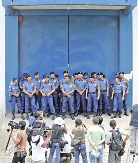 停泊肇事旅巴的貨倉外,昨由大批警員駐守,本港傳媒未能入內採訪。(余俊亮攝) 停泊肇事旅巴的貨倉外,昨由大批警員駐守,本港傳媒未能入內採訪。(余俊亮攝)