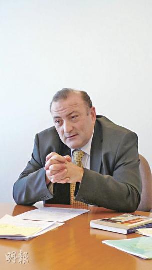 城大新任人文及社會科學學院院長利大英來自英國,因祖父為中國華僑,自小已熟悉中國文化。他將協助城大建立跨科研究院,加快學院國際化的步伐。(蕭輝浩攝) 城大新任人文及社會科學學院院長利大英來自英國,因祖父為中國華僑,自小已熟悉中國文化。他將協助城大建立跨科研究院,加快學院國際化的步伐。(蕭輝浩攝)
