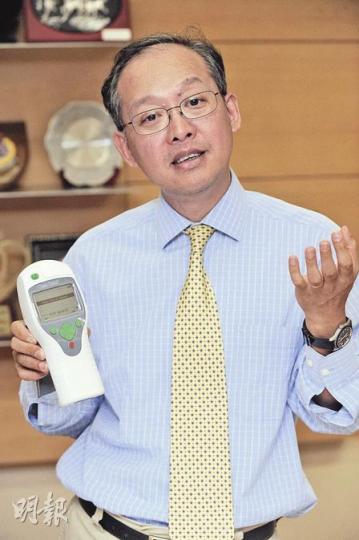 醫管局總感染控制主任曾艾壯說,他們正統一各醫院處理抗藥菌病人的防感染控制措施。(何家達攝) 醫管局總感染控制主任曾艾壯說,他們正統一各醫院處理抗藥菌病人的防感染控制措施。(何家達攝)