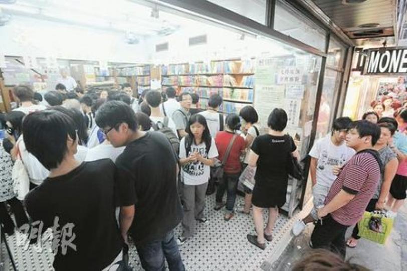 明天開學日,大批學生昨日趁最後兩天假期趕買新書上學,旺角不少書局均擠滿買書的學生。(葉漢華攝) 明天開學日,大批學生昨日趁最後兩天假期趕買新書上學,旺角不少書局均擠滿買書的學生。(葉漢華攝)