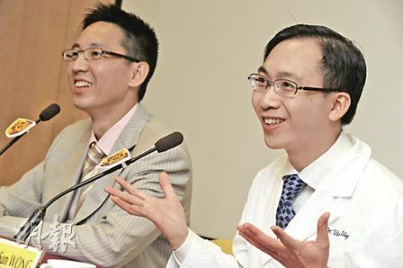 中大研究發現,脂肪肝惡化時間可短至3年,中大內科及藥物治療學系教授陳力元(左)鼓勵中央肥胖的人士最少減兩吋腰圍,以降低出現脂肪肝或肝病惡化的風險。右為中大內科及藥物治療學系副教授黃煒燊。(何家達攝) 中大研究發現,脂肪肝惡化時間可短至3年,中大內科及藥物治療學系教授陳力元(左)鼓勵中央肥胖的人士最少減兩吋腰圍,以降低出現脂肪肝或肝病惡化的風險。右為中大內科及藥物治療學系副教授黃煒燊。(何家達攝)