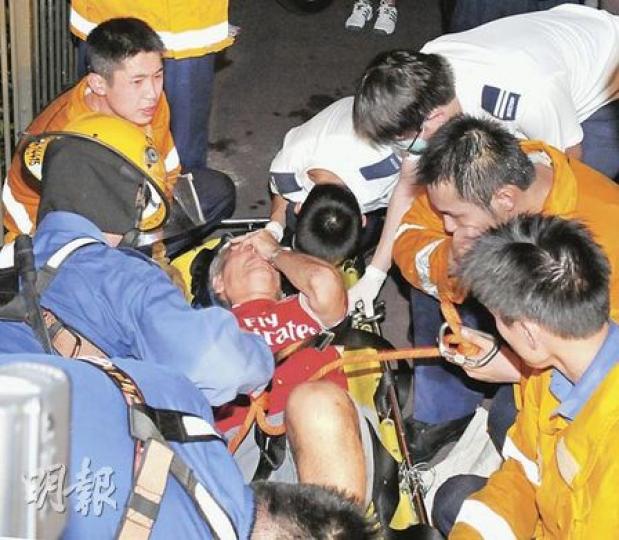 因跳欄避車墮下50呎山坡的洋漢,近10名消防員合力花了近2小時始將他救起送院,幸他傷勢無大礙。(蔡方山攝) 因跳欄避車墮下50呎山坡的洋漢,近10名消防員合力花了近2小時始將他救起送院,幸他傷勢無大礙。(蔡方山攝)