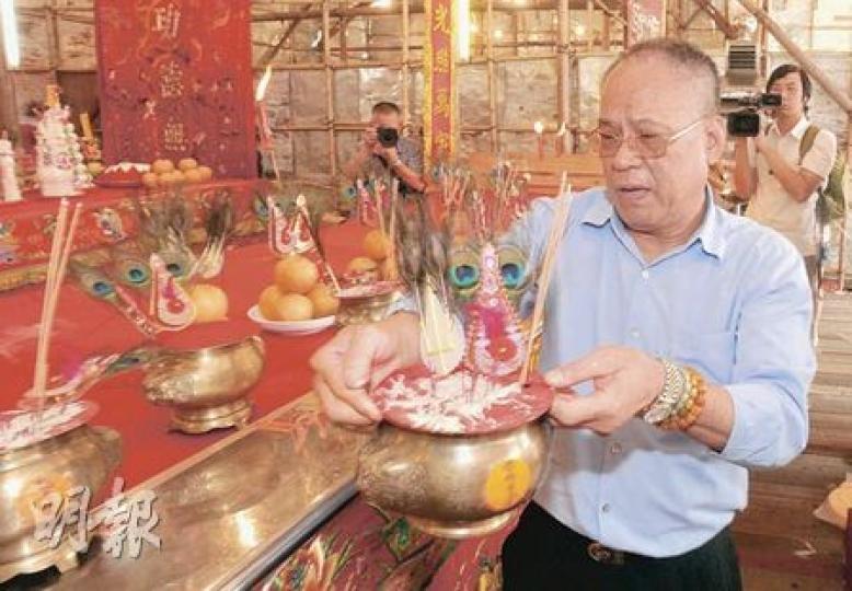 現年70多歲的潮州公和堂會長鄭翔奮(圖),半世紀前已協助籌辦盂蘭勝會,他指附薦台愈來愈少牌位,因「年輕人唔興」,少了年輕一代協助,籌備亦更加吃力,只能「做得一日得一日」。(尹錦恩攝)這匹「馬」為「天地父母」所騎,而它身上的「潮州大金」製作甚花時間。(尹錦恩攝) 現年70多歲的潮州公和堂會長鄭翔奮(圖),半世紀前已協助籌辦盂蘭勝會,他指附薦台愈來愈少牌位,因「年輕人唔興」,少了年輕一代協助,籌備亦更加吃力,只能「做得一日得一日」。(尹錦恩攝)這匹「馬」為「天地父母」所騎,而它身上的「潮州大金」製作甚花時間。(尹錦恩攝)