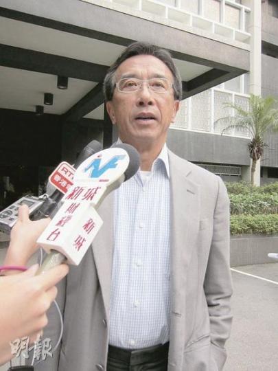 自由黨田北俊建議政府把外匯基金收益,用於落實扶貧委員會建議,不過曾蔭權對此有所保留。(陳雪玲攝) 自由黨田北俊建議政府把外匯基金收益,用於落實扶貧委員會建議,不過曾蔭權對此有所保留。(陳雪玲攝)
