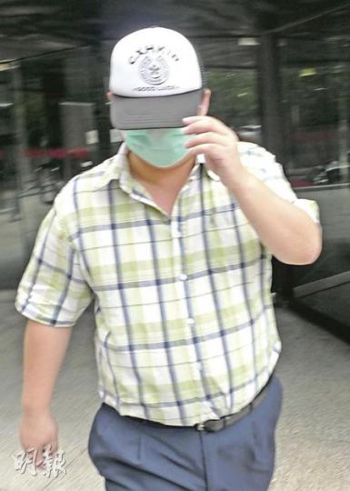國泰前地勤人員譚慧敏承認4項串謀提供利益罪,按控罪書詳情計算,他在案件中獲取合共8000元。(何偉畧攝)案中第四被告陳建雄事發時為旅行社代理,案情指每當有客人,他和另一被告張振華便會預示譚慧敏,讓譚某加快發出登機證。(何偉畧攝) 國泰前地勤人員譚慧敏承認4項串謀提供利益罪,按控罪書詳情計算,他在案件中獲取合共8000元。(何偉畧攝)案中第四被告陳建雄事發時為旅行社代理,案情指每當有客人,他和另一被告張振華便會預示譚慧敏,讓譚某加快發出登機證。(何偉畧攝)