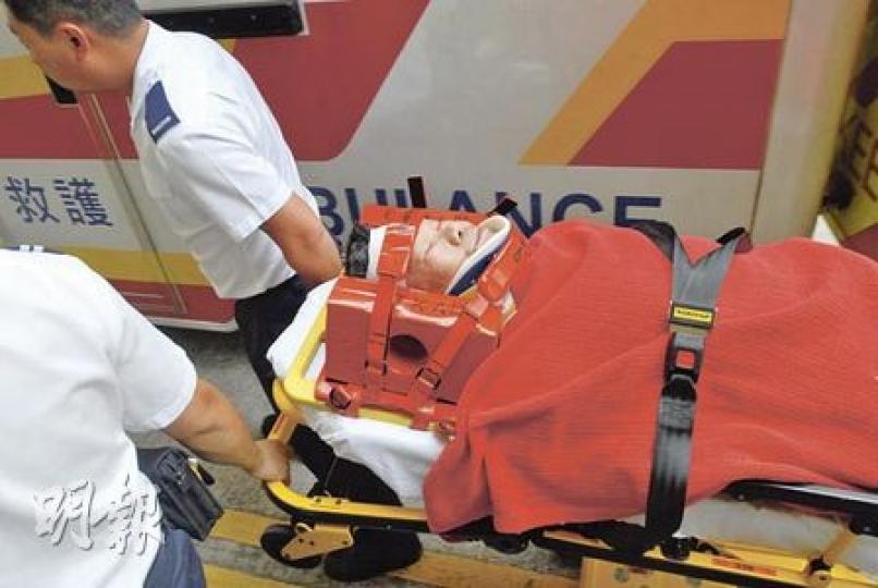 遭鋁窗擦撞頭部後腦位置及背部的老翁,險被奪命,送院時要戴上頭箍及頸箍,一直清醒。(劉友光攝) 遭鋁窗擦撞頭部後腦位置及背部的老翁,險被奪命,送院時要戴上頭箍及頸箍,一直清醒。(劉友光攝)