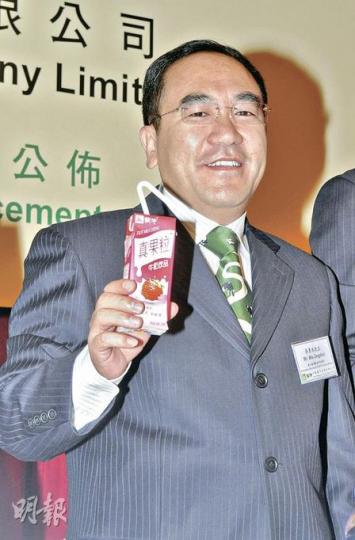 吳景水表示,於今年4月,蒙牛與法國益生菌種公司合作,成立於巴黎的工作站,藉此增強國際研發能力。圖為他於業績記者會上展示蒙牛出品的乳飲料。(陳淑安攝) 吳景水表示,於今年4月,蒙牛與法國益生菌種公司合作,成立於巴黎的工作站,藉此增強國際研發能力。圖為他於業績記者會上展示蒙牛出品的乳飲料。(陳淑安攝)