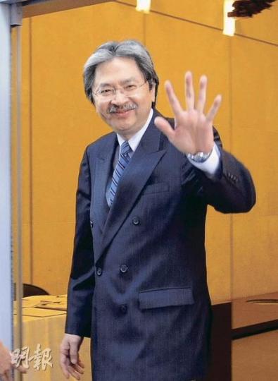 賣地前,曾俊華於台北表示,不相信賣地可以和樓市有直接關係。曾俊華下午返抵香港,得悉賣地呎價破紀錄後,沒有評論賣地結果及對樓市的影響,只是向記者微笑揮手。(葉漢華攝) 賣地前,曾俊華於台北表示,不相信賣地可以和樓市有直接關係。曾俊華下午返抵香港,得悉賣地呎價破紀錄後,沒有評論賣地結果及對樓市的影響,只是向記者微笑揮手。(葉漢華攝)