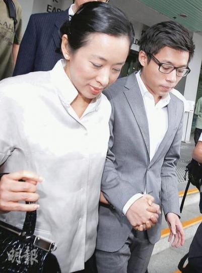 霍家幼子霍啟人(右)7月於般咸道「炒車」,涉犯危險駕駛及酒後駕駛罪,昨日在保鑣開路下與母親朱玲玲(左)一同離庭,其間二人十指緊扣。(李紹昌攝) 霍家幼子霍啟人(右)7月於般咸道「炒車」,涉犯危險駕駛及酒後駕駛罪,昨日在保鑣開路下與母親朱玲玲(左)一同離庭,其間二人十指緊扣。(李紹昌攝)