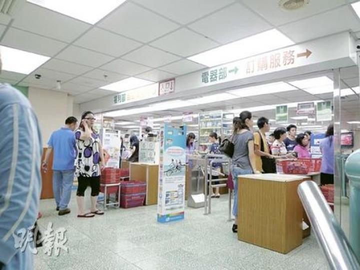 教師彭智傑承認在旺角教協超市內偷竊便利貼及玩具等。(何偉畧攝) 教師彭智傑承認在旺角教協超市內偷竊便利貼及玩具等。(何偉畧攝)
