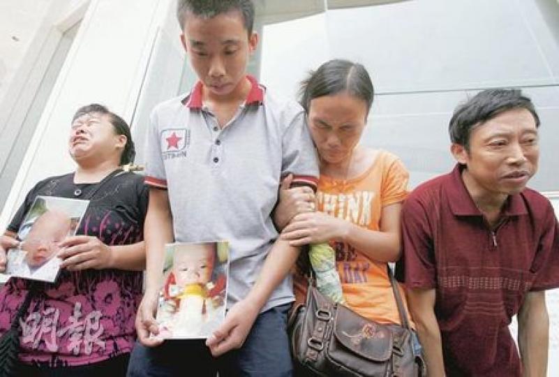 貨車捲走內地嬰兒車命案昨於深圳的法院開審,死者周孟麟的父母(左二及左三)與祖父母到庭聽審,司機雖然奪去他們的最愛,但他們亦不願見司機被判死刑。聽審後他們向記者道謝。(林振東攝)貨車司機梁冠彪昨被押到法院,他初步承認罪行,但其律師欲以間接殺人罪作辯,避免判死。(林振東攝) 貨車捲走內地嬰兒車命案昨於深圳的法院開審,死者周孟麟的父母(左二及左三)與祖父母到庭聽審,司機雖然奪去他們的最愛,但他們亦不願見司機被判死刑。聽審後他們向記者道謝。(林振東攝)貨車司機梁冠彪昨被押到法院,他初步承認罪行,但其律師欲以間接殺人罪作辯,避免判死。(林振東攝)