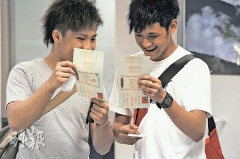 台灣「入出國及移民署」宣布,港澳居民可在網上申請入台許可同意書,單次入出境可以免繳費。措施不適用於往台灣長期留學的港人,兩名17歲的會考畢業生在新一年會到台灣師範大學讀先修班,昨日一同領取台灣簽證,各人仍要付90元。(何家達攝)曾女士會到台北旅遊一至兩星期,她說多年前去台灣旅遊時,捷運還未建成,她認為入台證免繳費措施方便市民,但她昨日已付款辦證,未能受惠。(何家達攝)林先生與女友打算9月11日出發到台灣自遊行,昨早上網登記簽證,下午4時許到中華旅行社辦理手續,才得悉免費簽證今日生效,即時決定取消 台灣「入出國及移民署」宣布,港澳居民可在網上申請入台許可同意書,單次入出境可以免繳費。措施不適用於往台灣長期留學的港人,兩名17歲的會考畢業生在新一年會到台灣師範大學讀先修班,昨日一同領取台灣簽證,各人仍要付90元。(何家達攝)曾女士會到台北旅遊一至兩星期,她說多年前去台灣旅遊時,捷運還未建成,她認為入台證免繳費措施方便市民,但她昨日已付款辦證,未能受惠。(何家達攝)林先生與女友打算9月11日出發到台灣自遊行,昨早上網登記簽證,下午4時許到中華旅行社辦理手續,才得悉免費簽證今日生效,即時決定取消