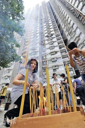 3個半月內有6名青少年自殺身亡後,天喜樓居民昨日請來道士做法事,不少街坊均到來上香,一方面為死者致哀,亦有人為求自己安心。(何家達攝) 3個半月內有6名青少年自殺身亡後,天喜樓居民昨日請來道士做法事,不少街坊均到來上香,一方面為死者致哀,亦有人為求自己安心。(何家達攝)