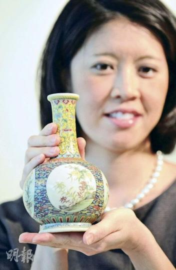 蘇富比「中國瓷器及工藝品秋季拍賣」下月舉行,圖為清乾隆御製琺瑯彩「祥雲瑞蝠」開光式「四季花卉」圖紙搥瓶的其中一個,估價約6000萬至8000萬港元。(葉漢華攝)清乾隆御寶「信天主人」交龍鈕白玉璽(圖)質地溫潤,印鈕雕刻精細,印面面積達12.9平方厘米,屬乾隆所有「信天主人」寶璽中最大的一方。(葉漢華攝) 蘇富比「中國瓷器及工藝品秋季拍賣」下月舉行,圖為清乾隆御製琺瑯彩「祥雲瑞蝠」開光式「四季花卉」圖紙搥瓶的其中一個,估價約6000萬至8000萬港元。(葉漢華攝)清乾隆御寶「信天主人」交龍鈕白玉璽(圖)質地溫潤,印鈕雕刻精細,印面面積達12.9平方厘米,屬乾隆所有「信天主人」寶璽中最大的一方。(葉漢華攝)