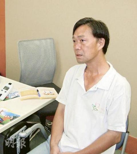 患心臟病、膽固醇超標的陳先生回憶16年前病發情景﹕「打麻將時突然感到心痛,冒冷汗,好像有塊大石壓上心口。」他入院後接受兩次通波仔和一次搭橋手術,靠藥物、飲食和運動控制膽固醇和血壓水平。(林景輝攝) 患心臟病、膽固醇超標的陳先生回憶16年前病發情景﹕「打麻將時突然感到心痛,冒冷汗,好像有塊大石壓上心口。」他入院後接受兩次通波仔和一次搭橋手術,靠藥物、飲食和運動控制膽固醇和血壓水平。(林景輝攝)