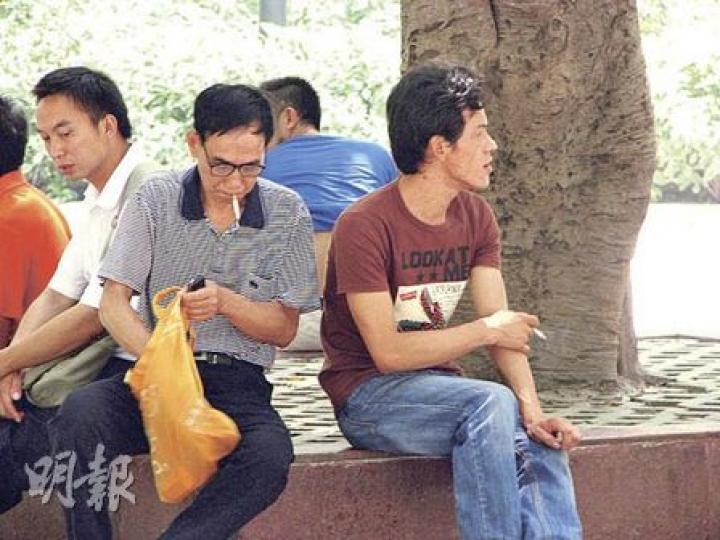 廣州控煙新例實施,公共場所中唯獨公園仍准吸煙,圖為煙民齊聚公園。(林迎攝) 廣州控煙新例實施,公共場所中唯獨公園仍准吸煙,圖為煙民齊聚公園。(林迎攝)