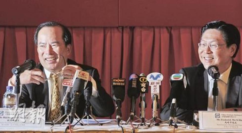 中策主席馬時亨（右）和行政總裁柯清輝（左）昨午突然召開記者會，多次表示對中策併購南山被否決，感到「極之失望」。（劉焌陶攝）