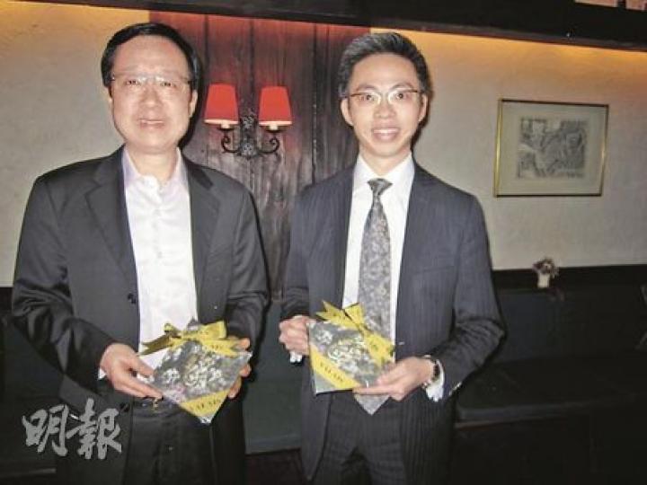 新地雷霆(左)稱,「天巒」洋房交樓時皆附連基本裝修,而非「毛坯房」。旁為新地代理高級銷售及市務經理陳漢麟。(林可為攝) 新地雷霆(左)稱,「天巒」洋房交樓時皆附連基本裝修,而非「毛坯房」。旁為新地代理高級銷售及市務經理陳漢麟。(林可為攝)