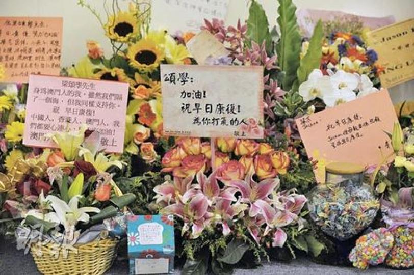 市民為梁頌學打氣的鮮花、心意卡及禮物，放滿屯門醫院大樓一角。梁太昨透過醫院發表公開信，多謝港人的關心和禮物，她鼓勵大家回復正常生活，不要再傷心流淚。（何家達攝）梁頌學主診醫生方道生（左）說，頌學頭骨內仍有約4至5粒碎骨，深入逾4厘米，暫不會冒險動手術取出。右為負責控制感染的新界西醫院聯網病理學部部門主管郭德麟。（何家達攝）