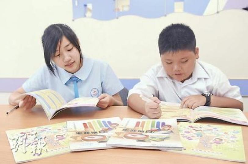 中華傳道會劉永生中學中三生叶菁芸(左)和蔡肇行(右),在新學年將參與升學輔導,為高中選科作好準備,但他們均擔心中三選修科抉擇來得太快,難以摸清人生目標。(張智超攝) 中華傳道會劉永生中學中三生叶菁芸(左)和蔡肇行(右),在新學年將參與升學輔導,為高中選科作好準備,但他們均擔心中三選修科抉擇來得太快,難以摸清人生目標。(張智超攝)