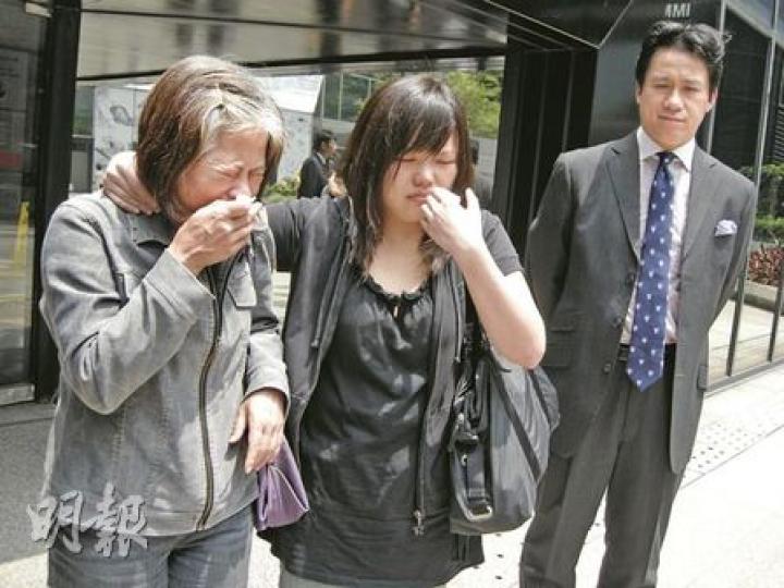 張家和母親(左)與胞妹張嘉賢(中)在庭外哭訴有人仍逍遙法外,頻呼「點解唔拉晒啲衰人」。(吳光熙攝) 張家和母親(左)與胞妹張嘉賢(中)在庭外哭訴有人仍逍遙法外,頻呼「點解唔拉晒啲衰人」。(吳光熙攝)