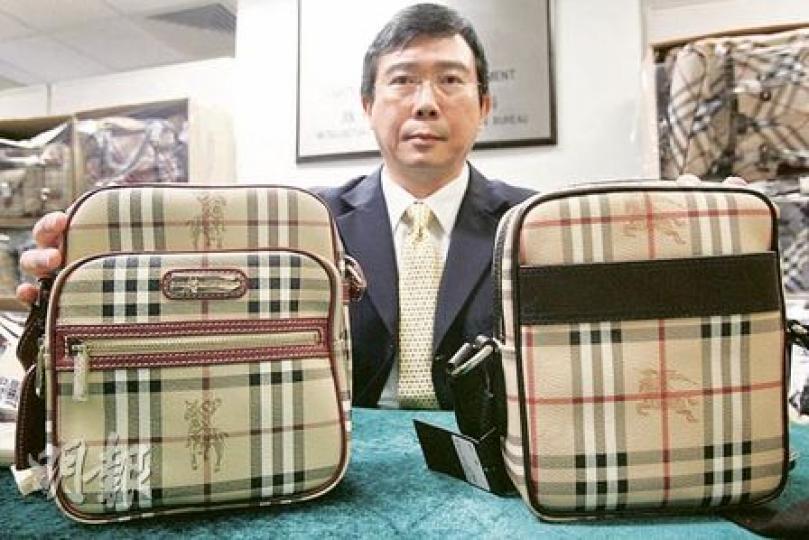 右為正牌Burberry手袋,價錢5200元;左為涉嫌侵權的Polo Santa Roberta手袋,價錢1680元,約真貨的三成價錢。圖中為海關商標調查組指揮官官漢銓。(林振東攝)Polo Santa Roberta於栢麗大道的分店昨日如常營業。昨日仍有不少顧客到分店選購手袋。(樊銳昌攝) 右為正牌Burberry手袋,價錢5200元;左為涉嫌侵權的Polo Santa Roberta手袋,價錢1680元,約真貨的三成價錢。圖中為海關商標調查組指揮官官漢銓。(林振東攝)Polo Santa Roberta於栢麗大道的分店昨日如常營業。昨日仍有不少顧客到分店選購手袋。(樊銳昌攝)