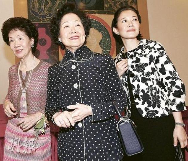 近期甚少露面的陳方安生(中),明顯消瘦了不少,只在記者拍照時才勉強擠出「四萬」笑容。左為其妹妹方寧生、右為其女兒陳慧玲。(李紹昌攝) 近期甚少露面的陳方安生(中),明顯消瘦了不少,只在記者拍照時才勉強擠出「四萬」笑容。左為其妹妹方寧生、右為其女兒陳慧玲。(李紹昌攝)
