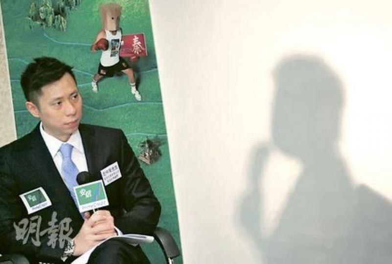 陳小姐(右,屏風後)曾同時擁有多達20張信用卡,因金融海嘯而欠下60多萬卡數,最低還款額近4萬元。她憶述當時苦况﹕「信用卡太多,加息後的複息計算很混亂,根本不知被罰息多少。」左為財務顧問。(林振東攝) 陳小姐(右,屏風後)曾同時擁有多達20張信用卡,因金融海嘯而欠下60多萬卡數,最低還款額近4萬元。她憶述當時苦况﹕「信用卡太多,加息後的複息計算很混亂,根本不知被罰息多少。」左為財務顧問。(林振東攝)