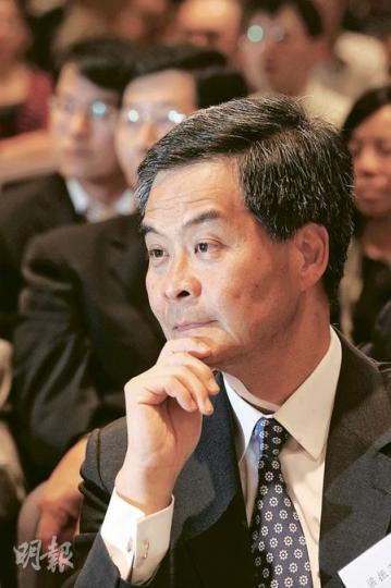 行政會議召集人梁振英表示,沒聽聞過政府會將房地產項目剔除於投資移民的適用範圍,並指這種做法需要審慎和小心考慮。(劉焌陶攝) 行政會議召集人梁振英表示,沒聽聞過政府會將房地產項目剔除於投資移民的適用範圍,並指這種做法需要審慎和小心考慮。(劉焌陶攝)