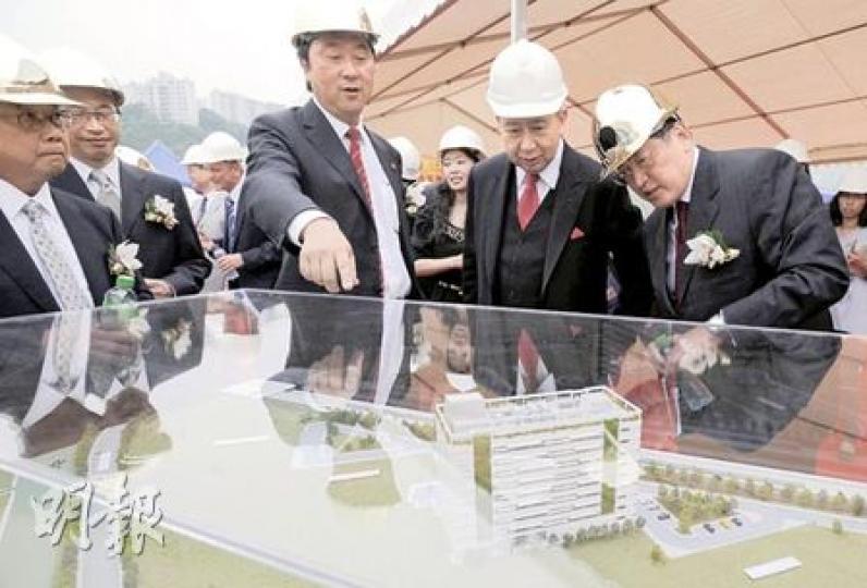 中大羅桂祥綜合生物醫學大樓昨日舉行奠基典禮,食物及衛生局長周一嶽(右起)、東亞銀行主席李國寶、中大校長沈祖堯、羅桂祥基金主席羅德承、維他奶國際集團有限公司執行主席羅友禮出席了儀式。(何家達攝) 中大羅桂祥綜合生物醫學大樓昨日舉行奠基典禮,食物及衛生局長周一嶽(右起)、東亞銀行主席李國寶、中大校長沈祖堯、羅桂祥基金主席羅德承、維他奶國際集團有限公司執行主席羅友禮出席了儀式。(何家達攝)