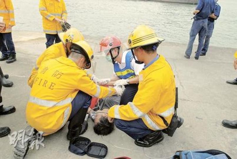 連人帶車衝落海的男司機最終逃離車廂獲救，被救上岸後一度要側身臥地吐出海水。（劉友光攝）涉事私家車在青衣近新汀九橋橋底一幅海邊爛地，直衝近20米後，不偏不倚穿過鐵絲網缺口衝落海中，但司機獲救後否認是尋死。（劉友光攝）