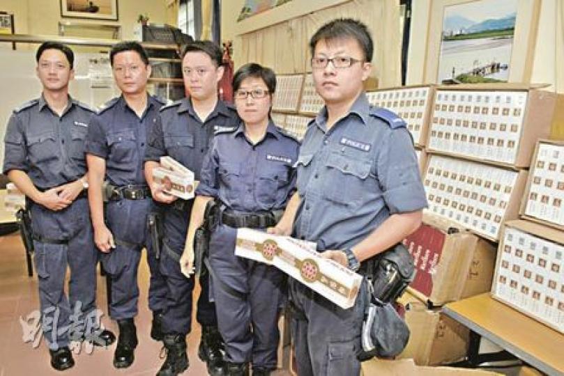 水警在后海灣的反走私行動中起出大批私煙,當中以國產牌子「紅雙喜」最多,相信是供應居港內地人市場。(蘇偉明攝) 水警在后海灣的反走私行動中起出大批私煙,當中以國產牌子「紅雙喜」最多,相信是供應居港內地人市場。(蘇偉明攝)