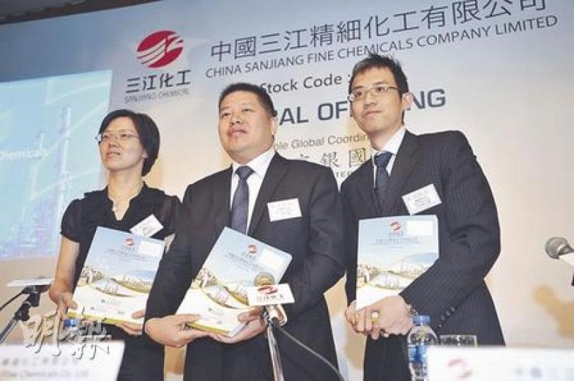 中國三江主席管建忠(中),回應毛利率大跌時指出,近日化學品銷售價已回升,相信公司下半年的表現會優於上半年。左為董事會秘書兼總會計師陳嫻,右為財務經理兼公司秘書葉毅恆。(朱永倫攝) 中國三江主席管建忠(中),回應毛利率大跌時指出,近日化學品銷售價已回升,相信公司下半年的表現會優於上半年。左為董事會秘書兼總會計師陳嫻,右為財務經理兼公司秘書葉毅恆。(朱永倫攝)