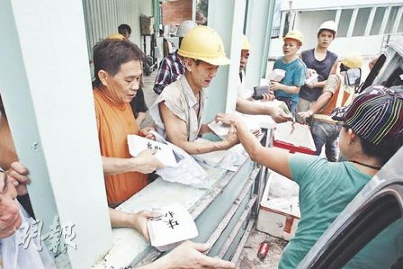 昨日市區氣溫超過30℃,為城大進行擴建工程的地盤工人,完成半天工作後已大汗淋漓,但午飯時只能在工地外購買外賣飯盒,在工地席地進食。(李紹昌攝)城大飯堂與擴建地盤只距數百米,是附近較方便與便宜的膳食地方,但工人被禁入飯堂進膳,只能在地盤食飯盒。(李紹昌攝)城大飯堂於午飯期間有不少學生,但昨日所見仍有空位,記者以市民身分仍可入內進食。有學生指暑假見過不少工人在飯堂午膳,未有構成滋擾。(李紹昌攝) 昨日市區氣溫超過30℃,為城大進行擴建工程的地盤工人,完成半天工作後已大汗淋漓,但午飯時只能在工地外購買外賣飯盒,在工地席地進食。(李紹昌攝)城大飯堂與擴建地盤只距數百米,是附近較方便與便宜的膳食地方,但工人被禁入飯堂進膳,只能在地盤食飯盒。(李紹昌攝)城大飯堂於午飯期間有不少學生,但昨日所見仍有空位,記者以市民身分仍可入內進食。有學生指暑假見過不少工人在飯堂午膳,未有構成滋擾。(李紹昌攝)