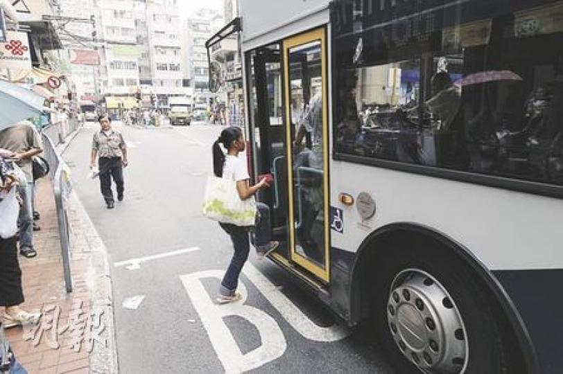 元朗教育路的巴士站與交通燈太接近,巴士停站時會阻礙後面的車前進,加劇交通擠塞問題。(何家達攝) 元朗教育路的巴士站與交通燈太接近,巴士停站時會阻礙後面的車前進,加劇交通擠塞問題。(何家達攝)