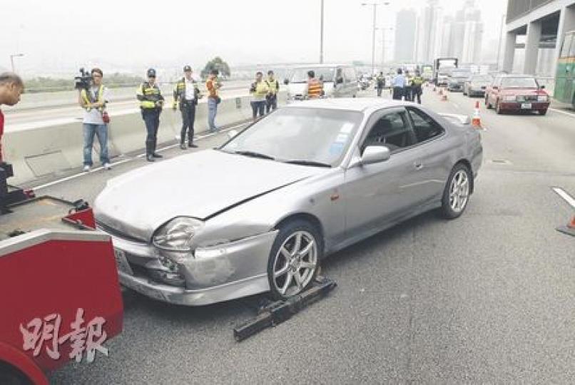司機駕駛本田跑車時突然暈倒,在前座妻子掌軚下車身連環擦撞兩邊路壆,最後衝行約600米停下,車頭兩邊凹陷損毁。(劉友光攝)駕車期間昏厥軚盤上的男子,經搶救後情况危殆,其親友及當時與他同車的外孫女(手抱者)稍後陪伴他送上病房。(劉友光攝)眼見駕車丈夫昏倒後幫忙掌軚的妻子,在事件中亦受輕傷。(劉友光攝) 司機駕駛本田跑車時突然暈倒,在前座妻子掌軚下車身連環擦撞兩邊路壆,最後衝行約600米停下,車頭兩邊凹陷損毁。(劉友光攝)駕車期間昏厥軚盤上的男子,經搶救後情况危殆,其親友及當時與他同車的外孫女(手抱者)稍後陪伴他送上病房。(劉友光攝)眼見駕車丈夫昏倒後幫忙掌軚的妻子,在事件中亦受輕傷。(劉友光攝)