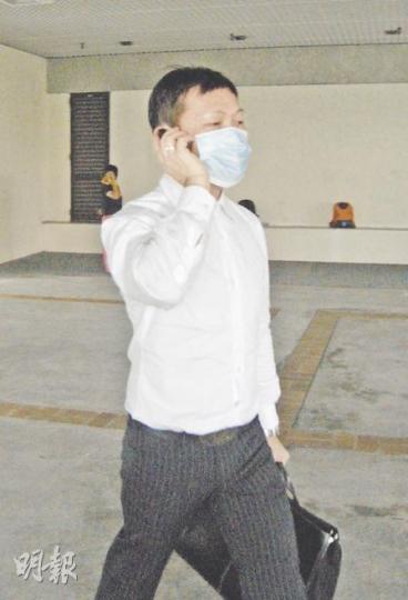 被告駱偉文涉嫌在健身中心桑拿房非禮青年,昨日受審後被裁定表面證供成立,他自辯稱焗蒸氣浴時從無全身赤裸,亦沒有撫摸事主及呻吟。(利嘉茵攝) 被告駱偉文涉嫌在健身中心桑拿房非禮青年,昨日受審後被裁定表面證供成立,他自辯稱焗蒸氣浴時從無全身赤裸,亦沒有撫摸事主及呻吟。(利嘉茵攝)