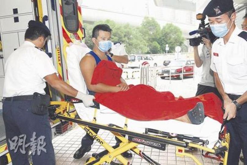 在烏溪沙附近游泳時誤踏海膽的男子感左腿麻痺,聽到其他泳客說在外國有人被海膽所傷後死亡,即大驚報警,事後送院治理。(林錫禮攝)記者在事主上岸石灘觀察,發現不少海膽被冲到岸上,大小如網球,上面長有堅硬的短刺。(林錫禮攝) 在烏溪沙附近游泳時誤踏海膽的男子感左腿麻痺,聽到其他泳客說在外國有人被海膽所傷後死亡,即大驚報警,事後送院治理。(林錫禮攝)記者在事主上岸石灘觀察,發現不少海膽被冲到岸上,大小如網球,上面長有堅硬的短刺。(林錫禮攝)