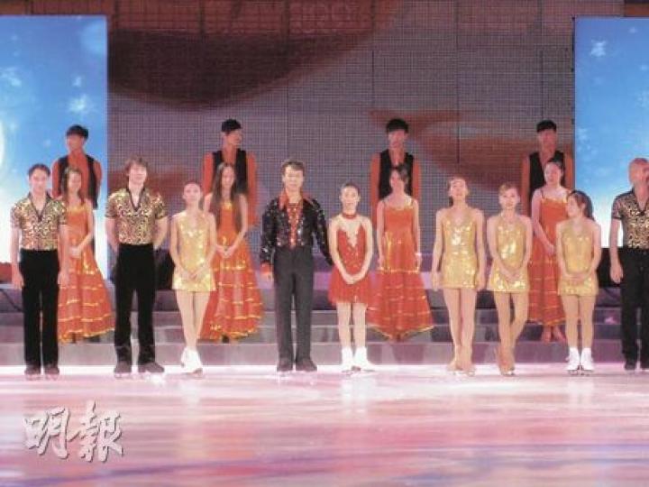 趙宏博和申雪(前排左四、五)和其他冰上運動員昨天在首都體育館冰場為「冰上婚禮」綵排。(劉洪慶攝) 趙宏博和申雪(前排左四、五)和其他冰上運動員昨天在首都體育館冰場為「冰上婚禮」綵排。(劉洪慶攝)