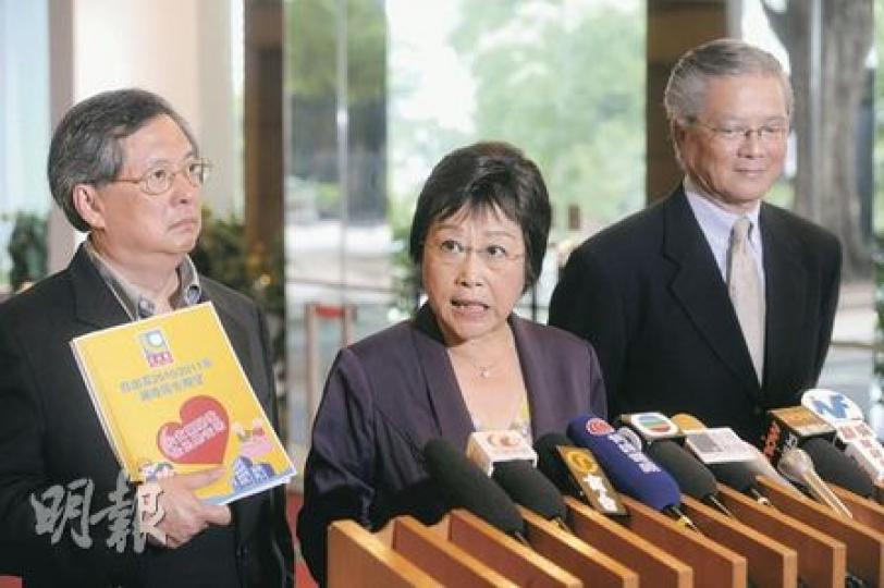 自由黨昨向特首曾蔭權提交《施政報告》建議,要求把投資移民投資門檻提升至1000萬元。左起為張宇人、主席劉健儀、方剛。(尹錦恩攝) 自由黨昨向特首曾蔭權提交《施政報告》建議,要求把投資移民投資門檻提升至1000萬元。左起為張宇人、主席劉健儀、方剛。(尹錦恩攝)