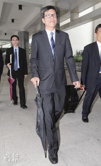 鄭家富(圖)指控民建聯黨員何秀武以傳單誹謗,興訟索償200萬元。(余俊亮攝)前區議員何秀武(圖)答辯時稱,只是應小業主要求趕製傳單,無意針對鄭家富等人。(余俊亮攝) 鄭家富(圖)指控民建聯黨員何秀武以傳單誹謗,興訟索償200萬元。(余俊亮攝)前區議員何秀武(圖)答辯時稱,只是應小業主要求趕製傳單,無意針對鄭家富等人。(余俊亮攝)