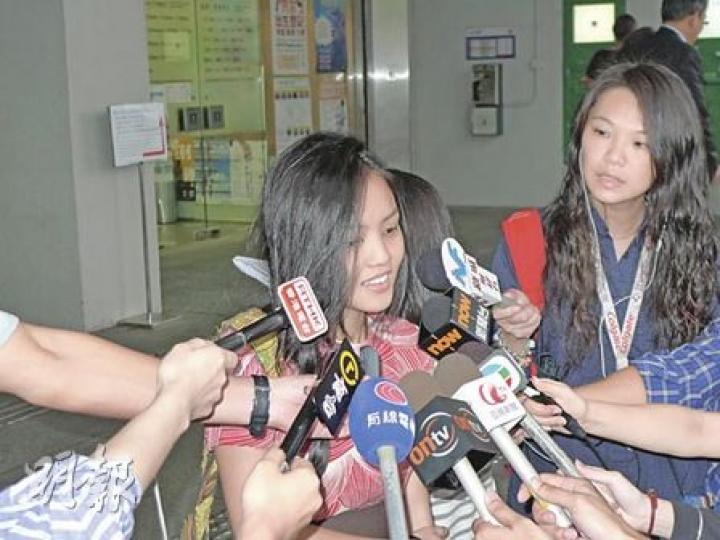 陳巧文脫罪後本欲快快離開法院,但在傳媒「熱情」簇擁下,她乖乖停下受訪。她認為警方頻頻政治打壓,理據不足仍拘捕及檢控示威者。(何偉畧攝) 陳巧文脫罪後本欲快快離開法院,但在傳媒「熱情」簇擁下,她乖乖停下受訪。她認為警方頻頻政治打壓,理據不足仍拘捕及檢控示威者。(何偉畧攝)
